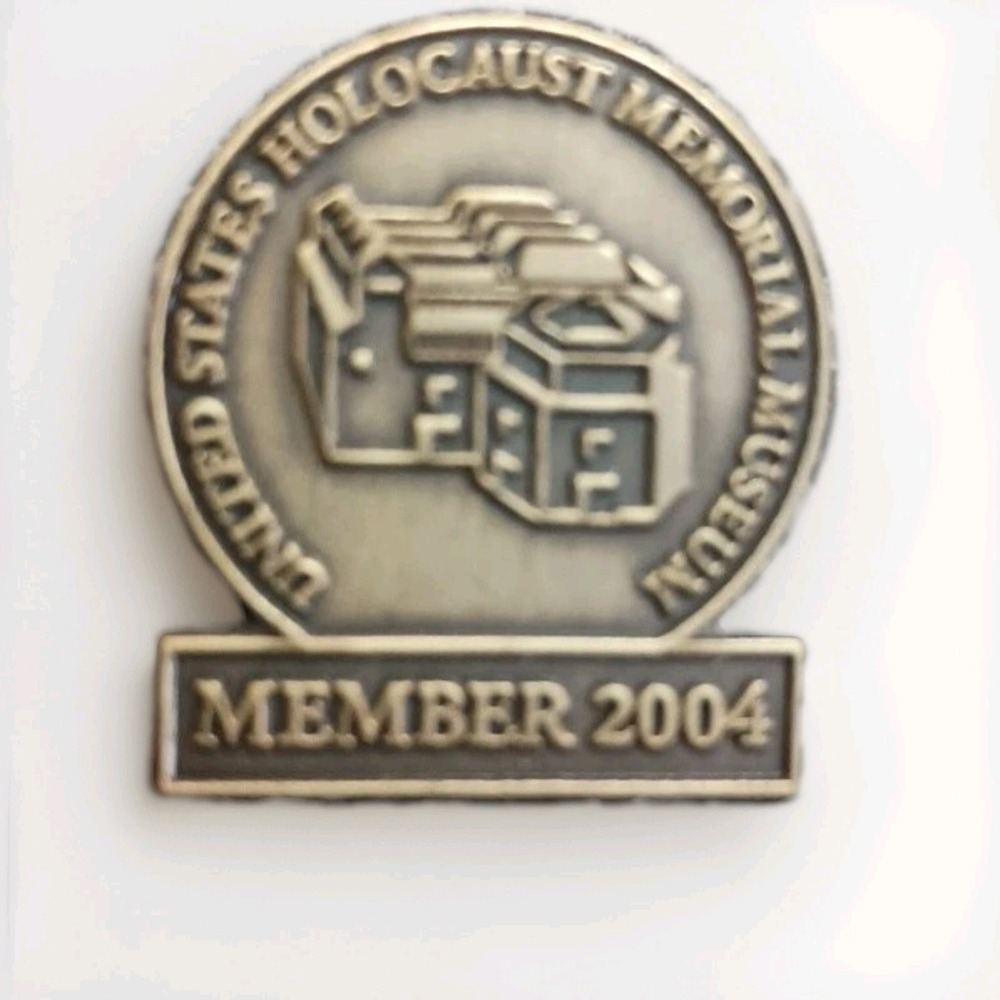 Vtg 2004 United States Holocaust Memorial Museum Member Lapel Hat Pin Pinback